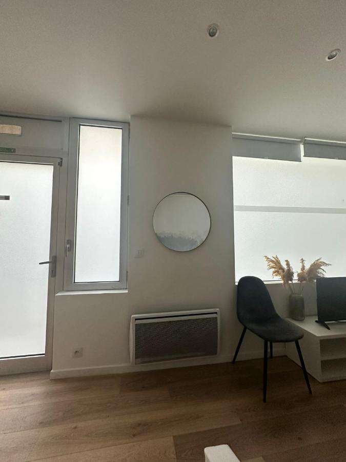 Modern And Warm Fully Renovated Split Level Apart Steps Away From The Grands Boulevard Apartment Paris Bagian luar foto